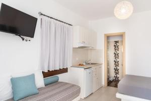 Кухня или мини-кухня в Naxos Central Room | Superior Triple Room | Balcony | 200m From St. George Beach | City Views | Saint George
