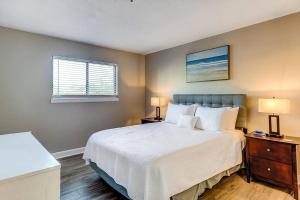 a bedroom with a bed and two lamps and a window at Resort Daze-2 Bedroom, Short Walk to the Beach in Hilton Head Island