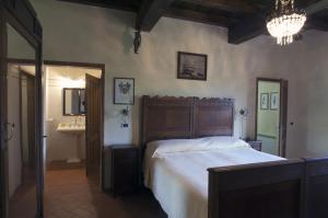 una camera con un grande letto e un lavandino di Agriturismo Corte Virgiliana a Virgilio