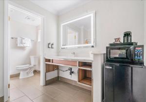 a bathroom with a sink and a microwave on a counter at Pacific Shores Inn - Morro Bay in Morro Bay +58 photos