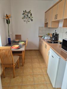 kuchnia ze stołem i jadalnią w obiekcie Manna Wellness Apartman Zalakaros w Zalakaros