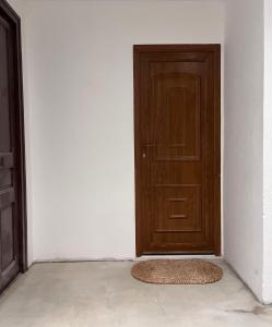 an empty room with a wooden door and a rug at Mon cocon Ajaccien in Ajaccio