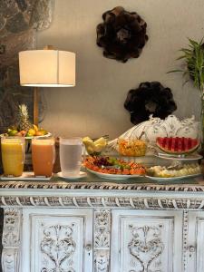 un buffet con platos de comida en una mesa en Pousada Da Pedra, en Campos do Jordão