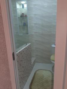 ein Bad mit einer Dusche und einem WC in der Unterkunft Buxara apartment 