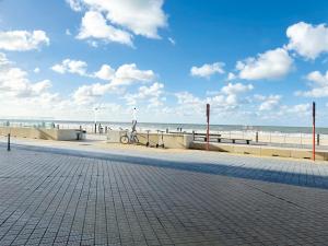 een promenade op een strand met de oceaan op de achtergrond bij Eden-Beach in Oostende