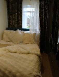 プレスコットにあるHouse Rose 3のベッドルーム1室(白いシーツ付きのベッド1台、窓付)