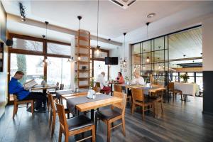 Reštaurácia alebo iné gastronomické zariadenie v ubytovaní Villa Buki Pokoje & SPA