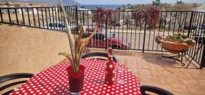 Balkon lub taras w obiekcie SunRise Den, a pie de playa, vista al mar y piscina