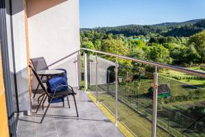 Un balcón con mesa y sillas y una vista en Apartamenty Lesko 38, en Lesko