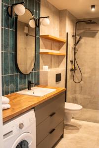 Un baño con lavabo y lavadora. en Apartamenty Lesko 38, en Lesko 18 fotos más