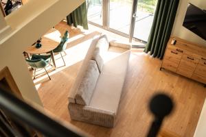 una sala de estar con un sofá y una mesa en Apartamenty Lesko 38, en Lesko