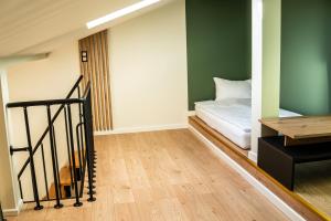 Habitación con cama y escalera en Apartamenty Lesko 38, en Lesko