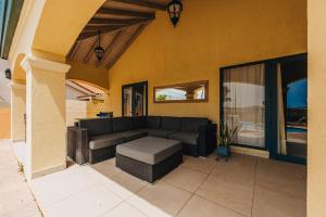 a living room with a couch and a table at Casa Mesa Vista in Malmok