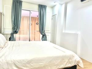 Schlafzimmer mit einem Bett und einem Fenster in der Unterkunft Eko Cheras 时尚复式公寓loft,两室一厅 in Kuala Lumpur