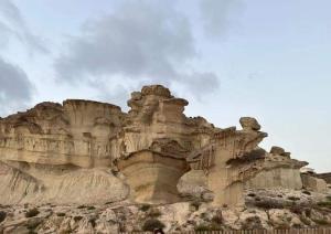 formacja skał na pustyni pod pochmurnym niebem w obiekcie SunRise Den, a pie de playa, vista al mar y piscina w mieście Puerto de Mazarrón