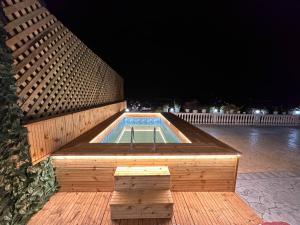 サランダにあるJoen Aprtament 1の建物の真ん中にあるプール