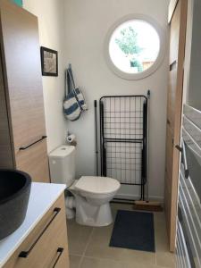 een badkamer met een toilet en een raam bij La Casa d'Audenge in Audenge