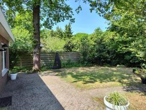 Taman di luar Vakantiehuis op rustig bospark Veluwe