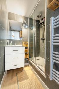 La salle de bains est pourvue d'un lavabo et d'une douche. dans l'établissement Villa Notre Dame : Vue sur port, 2min Grande plage, à Saint-Gilles-Croix-de-Vie