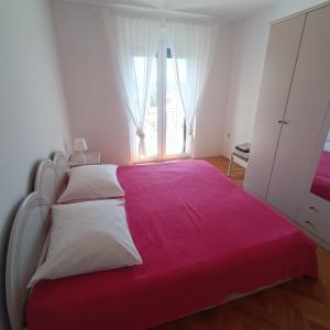 1 dormitorio con 1 cama grande y ventana grande en Luna 31, en Portorož