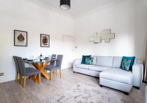 sala de estar con sofá y mesa en Tettenhall Lodge Apartment en Wolverhampton