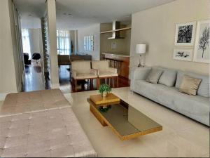 uma sala de estar com um sofá e uma mesa de centro em 4083 - Em frente ao Hospital Albert Einstein e Estádio do Morumbi em São Paulo