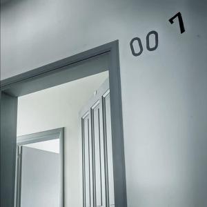 un espejo en una pared con un reloj en ella en casa la vida loca 007, en Playa Calera