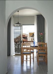 Un comedor con mesa y sillas y una ventana. en casa la vida loca 007, en Playa Calera 3 fotos más