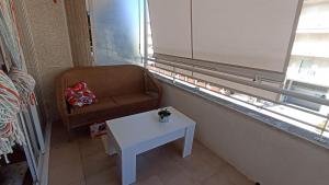 Habitación con silla, mesa y ventana en Illes medes, en L'Estartit