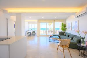 una sala de estar con un sofá y una mesa en Luxury oceanfront 3 bedrooms & 2 bath by 10ToSea, en Fuengirola 18 fotos más
