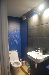 łazienka z toaletą i umywalką w obiekcie Le Buisson B&B w mieście Gouvy