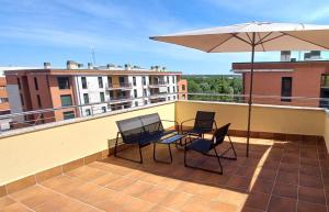 Balcony o terrace sa Apartamento con 2 dormitorios, garaje y terraza junto a Valladolid