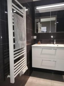 卡布尔Studio cosy vue mer avec accès direct à la plage séjour de 2 nuits minimum的带白色水槽和镜子的浴室