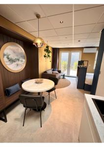 ein Wohnzimmer mit einem Tisch und einem Sofa in der Unterkunft Hotel Brasserie Smits in Wemeldinge