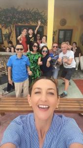um grupo de pessoas posando para uma foto em um banco em You retreat em Quy Thượng