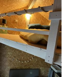 Postel nebo postele na pokoji v ubytování Cabane au bord d'un étang