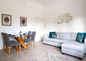 sala de estar con sofá y mesa en Tettenhall Lodge Apartment en Wolverhampton