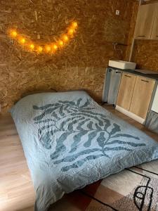 Postel nebo postele na pokoji v ubytování Cabane au bord d'un étang