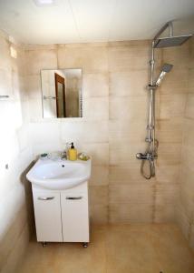 Koupelna v ubytování Стаи за гости Ингилизовата къща + 121 fotografií