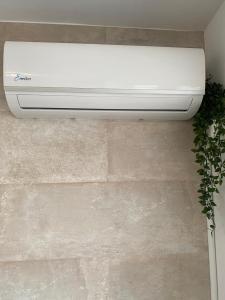 ビナロスにあるApartamento en Paseo Maritimoのタイル張りの床に置かれた白いヒーター