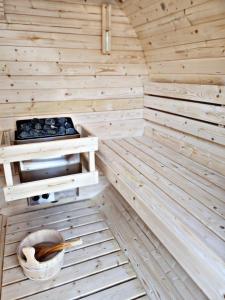 a wooden sauna with a bowl of coal in it at Lions Place Premium Apartments COMFORT optionaler Zugang zum SPA- Bereich in Heidenheim an der Brenz