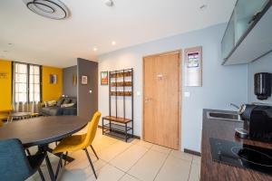 Кухня или мини-кухня в Suites Coronell d'En Vila
