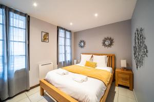 Кровать или кровати в номере Suites Coronell d'En Vila