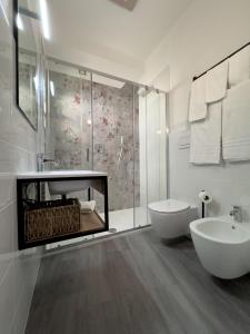 Un baño con ducha, bañera y lavabo. en Berni Apartments, en Verona
