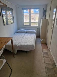 Habitación pequeña con cama y ventana en HouseBoat, en Ámsterdam