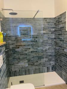 a bathroom with a blue tiled wall at Casa di Jana in Porto Pollo
