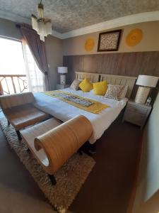 Un pat sau paturi într-o cameră la Ledimor Guesthouse