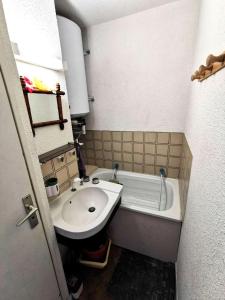 ein Badezimmer mit einem Waschbecken und einer Badewanne in der Unterkunft Résidence Le Carlton - 2 Pièces pour 6 Personnes 131 in Leucate