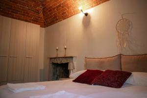 Postel nebo postele na pokoji v ubytování Al Bodregon - Relax e tradizione nel borgo di Bagnone