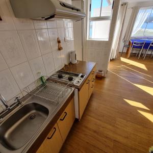 una cocina con fregadero y estufa en Max & Mar Pichilemu, en Pichilemu